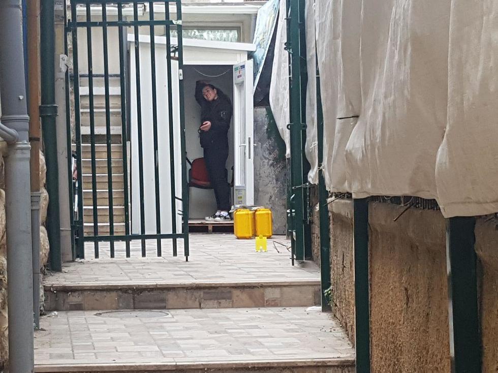 Вход в школу. Здесь была ранена Теила Бен-Зино