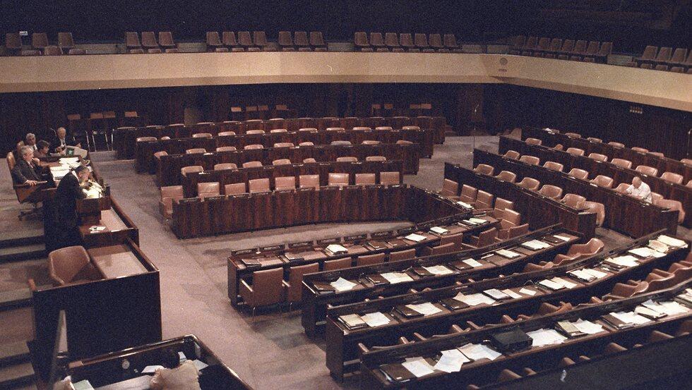Rabbi Meir Kahane speaking in front of an empty Knesset