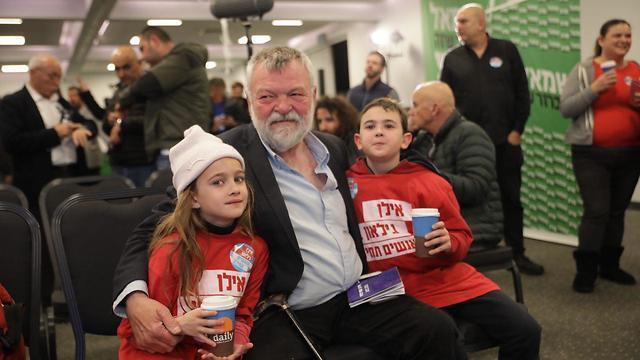 Депутат Илан Гилон - на втором месте в списке. Фото: Таль Шахар (צילום: טל שחר) Депутат Илан Гилон - на втором месте в списке. Фото: Таль Шахар