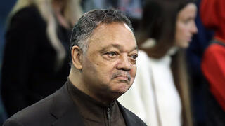 הכומר ג'סי ג'קסון צופה במשחק