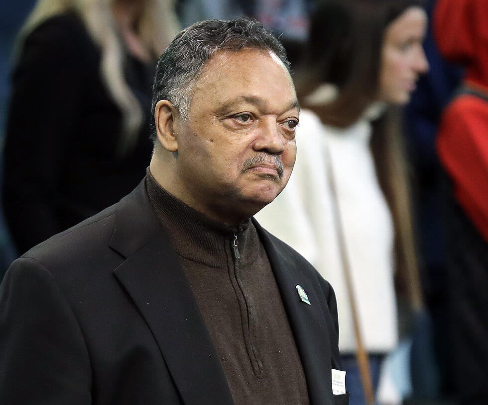 Photo: AP הכומר ג'סי ג'קסון צופה במשחק