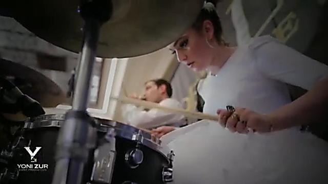 Шира Гершкович-Русак за барабанами. Фото: Йони Цур (צילום: יוני צור) Шира Гершкович-Русак за барабанами. Фото: Йони Цур