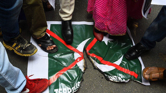 Indians trample the Pakistani flag over recent events (צילום: AFP) Indians trample the Pakistani flag over recent events