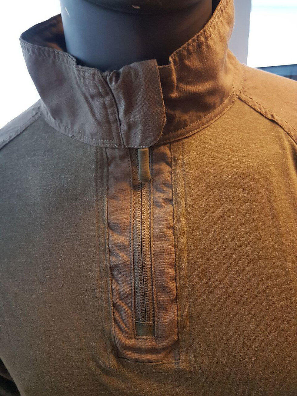 На гимнастерке нет пуговиц, ворoтник - стоечка. Фото: Йоав Зейтн