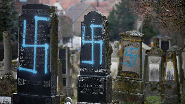 Graves desecrated with swastikas are seen in the Jewish cemetery in Quatzenheim, near Strasbourg, France, February 19, 2019 (צילום: רויטרס) Graves desecrated with swastikas are seen in the Jewish cemetery in Quatzenheim, near Strasbourg, France, February 19, 2019