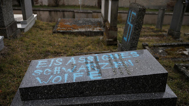 Graves desecrated with swastikas are seen in the Jewish cemetery in Quatzenheim, near Strasbourg, France, February 19, 2019 (צילום: רויטרס) Graves desecrated with swastikas are seen in the Jewish cemetery in Quatzenheim, near Strasbourg, France, February 19, 2019