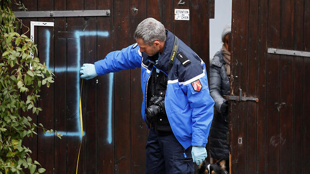 Graves desecrated with swastikas are seen in the Jewish cemetery in Quatzenheim, near Strasbourg, France, February 19, 2019 (צילום: רויטרס) Graves desecrated with swastikas are seen in the Jewish cemetery in Quatzenheim, near Strasbourg, France, February 19, 2019