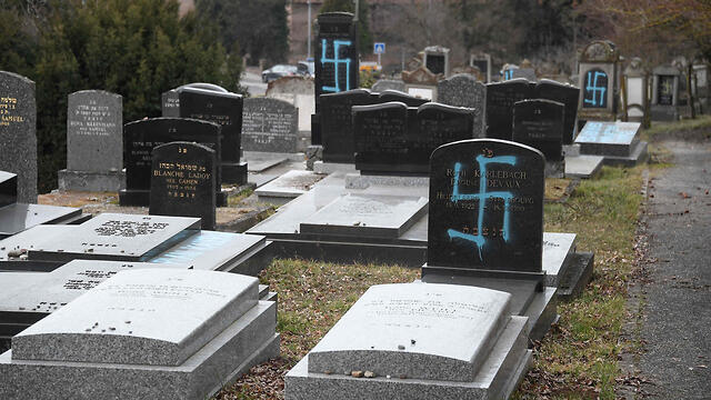 Оскверненное еврейское кладбище в Страсбурге. Фото: AFP  