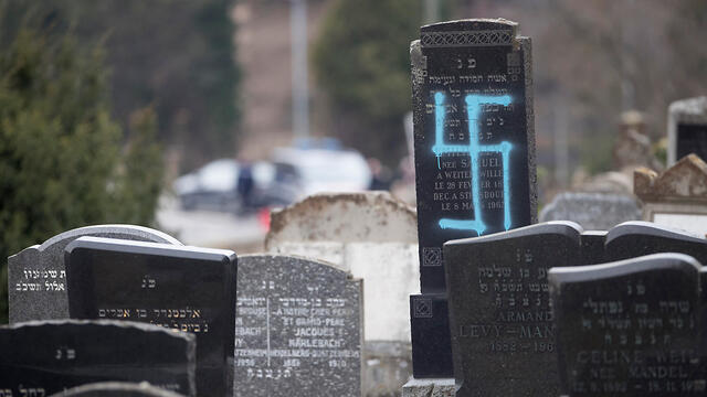 Оскверненное еврейское кладбище в Страсбурге. Фото: AP  