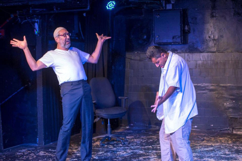 Сцена из спектакля "Авдо". Фото: Эяль Берибарм. 