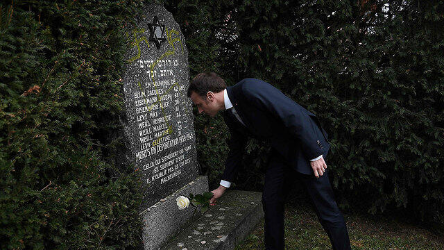 Emanuel Macron visits a desecrated Jewish cemetery in Alsace (Photo: AFP) (צילום: AFP) Emanuel Macron visits a desecrated Jewish cemetery in Alsace (Photo: AFP)