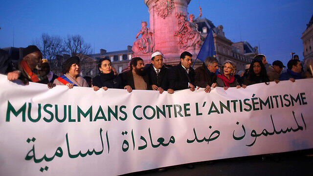 Париж. Мусульмане против антисемитизма. Фото: АР