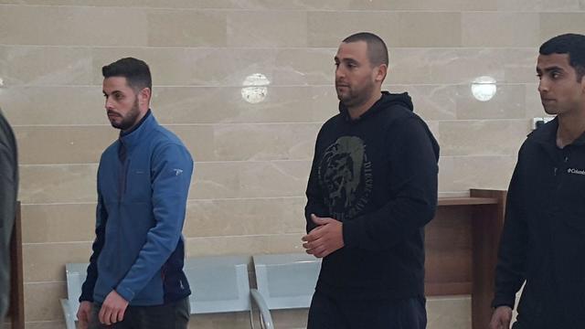 Бени Шломо ( в центре) в суде. Фото: Барэль Эфраим (צילום: בראל אפרים ) Бени Шломо ( в центре) в суде. Фото: Барэль Эфраим