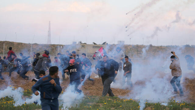Riots along the Israel-Gaza border (צילום: רויטרס) Riots along the Israel-Gaza border