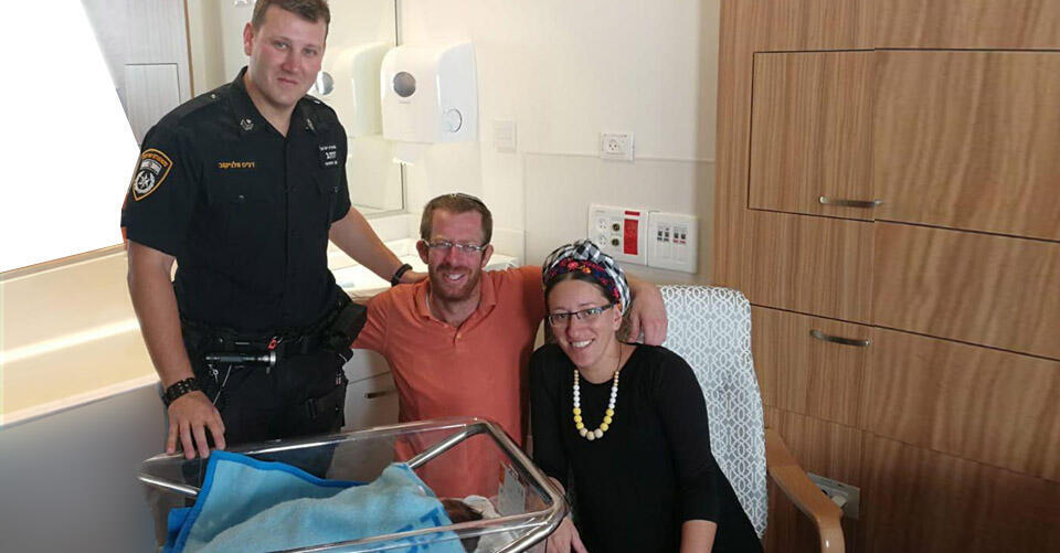 Полицейский Денис Волников и супруги Мельцер. Фото: пресс-служба полиции (Фото: пресс-служба полиции) Полицейский Денис Волников и супруги Мельцер. Фото: пресс-служба полиции