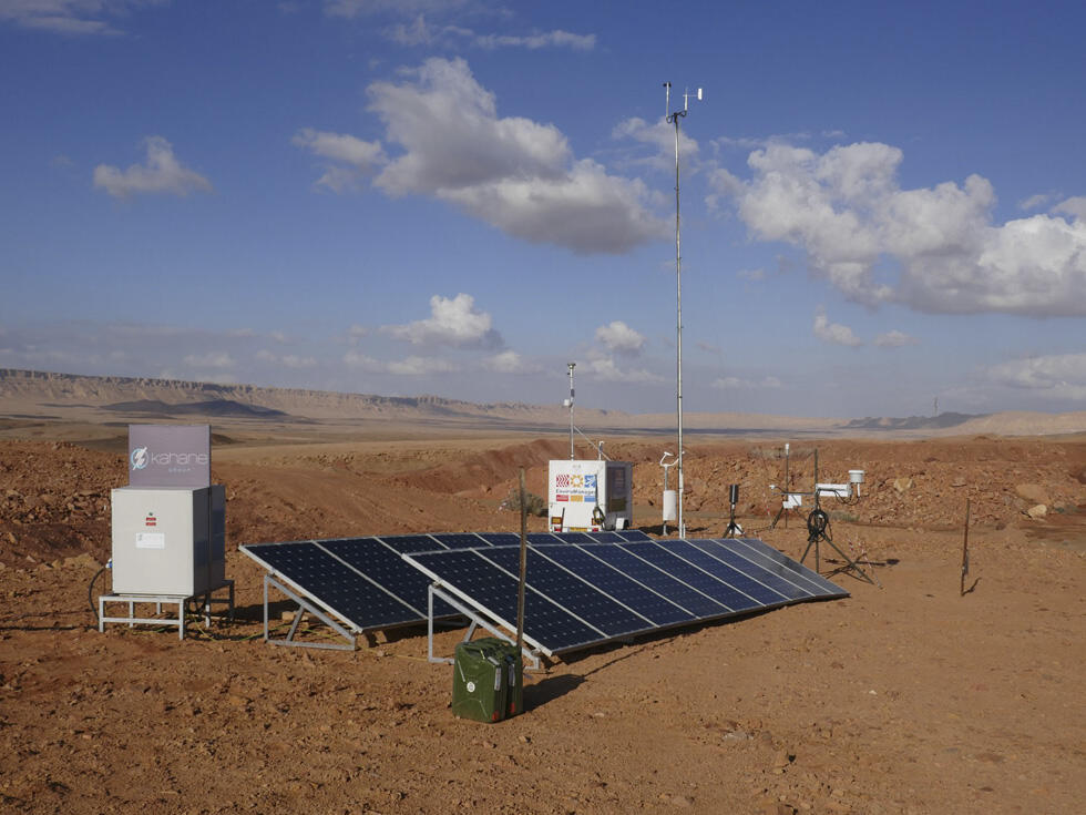 Солнечные аккумуляторы станции. Фото: Павел Маргулян