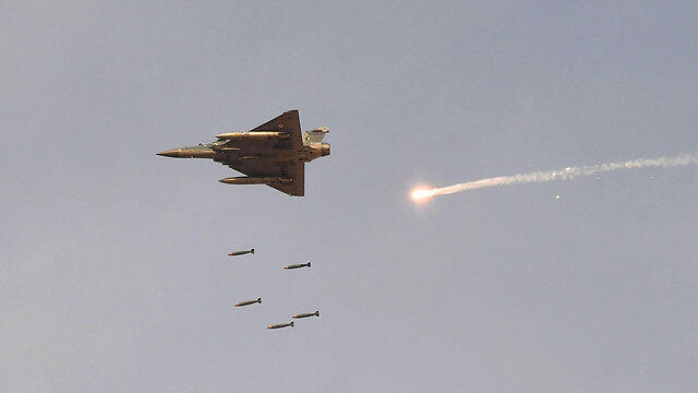 An Indian Air-Force jet in action (צילום: AFP) An Indian Air-Force jet in action