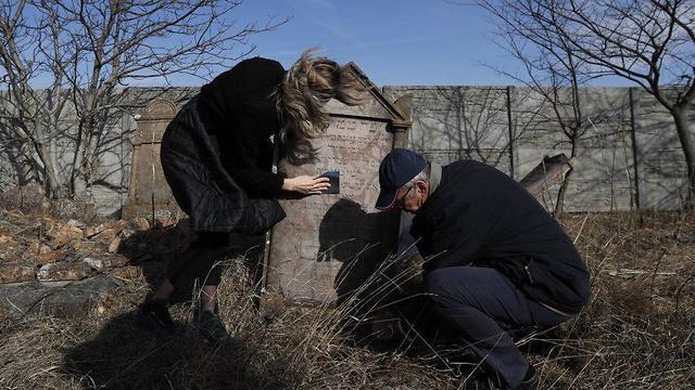 Preservation work at a Jewish cemetery in Slovakia (צילום: AP) Preservation work at a Jewish cemetery in Slovakia
