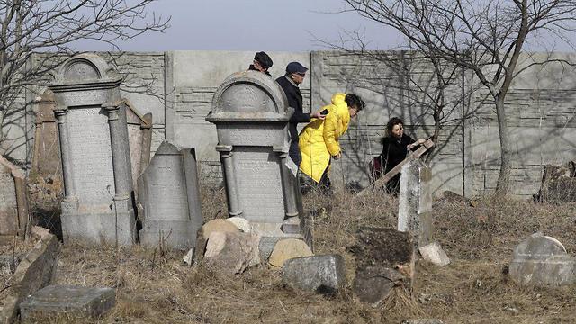 Preservation work at a Jewish cemetery in Slovakia (צילום: AP) Preservation work at a Jewish cemetery in Slovakia