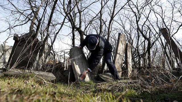 Preservation work at a Jewish cemetery in Slovakia (צילום: AP) Preservation work at a Jewish cemetery in Slovakia