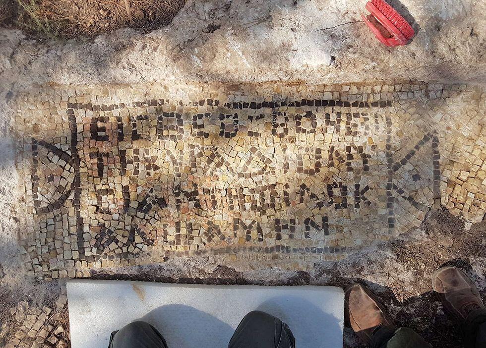 Мозаика с самаритянским благословением. Фото: Ралеб Абу-Диаб, Управление древностей (צילום: ראלב אבו דיאב, רשות העתיקות) Мозаика с самаритянским благословением. Фото: Ралеб Абу-Диаб, Управление древностей