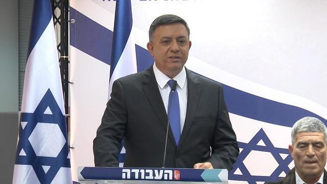 Avi Gabbay, flanked by Tal Russo (Photo: Amit Hoover) 