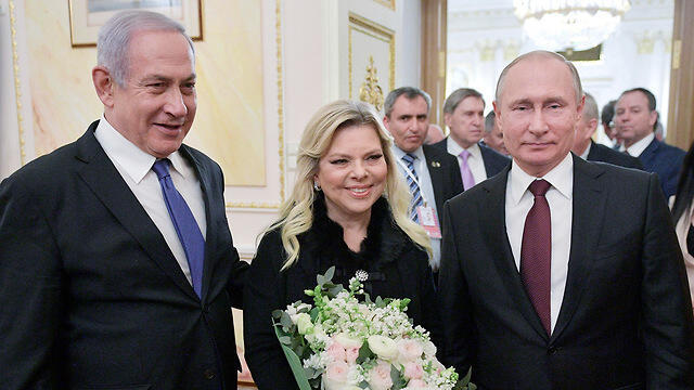 Prime Minister Netanyahu and wife with President Putin (צילום: AP) Prime Minister Netanyahu and wife with President Putin