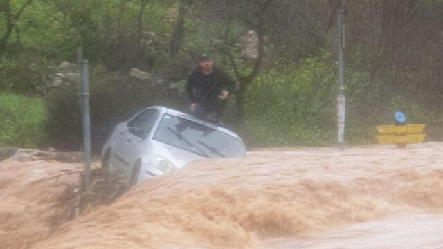 Спасательная операция в парке Ха-Аразим. Фото: телерадиовещательная корпорация КАН