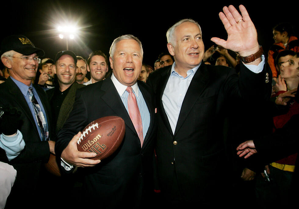 Robert Kraft with Prime Minister Benjamin Netanyahu (צילום: AP) Robert Kraft with Prime Minister Benjamin Netanyahu