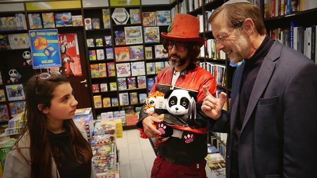 Moshe Feiglin and Ynet reporter Inbar Tvizer (Photo: Ori Davidovich) (צילום: אורי דוידוביץ') Moshe Feiglin and Ynet reporter Inbar Tvizer (Photo: Ori Davidovich)