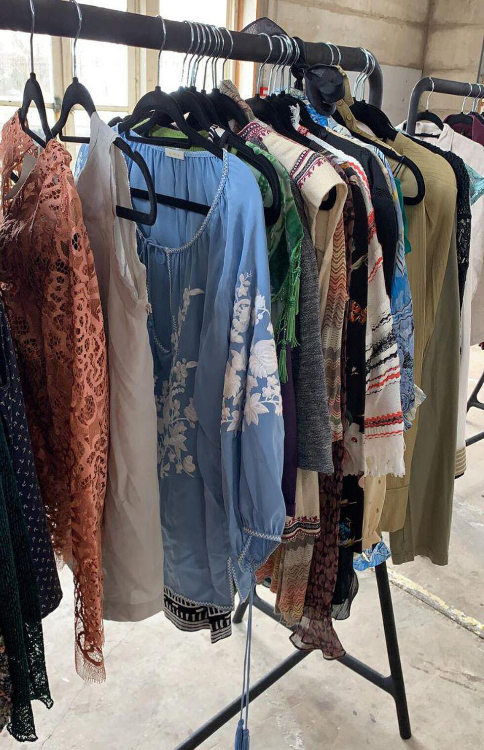 Подготовка к распродаже в галерее. фото: Люба Джейкобсон