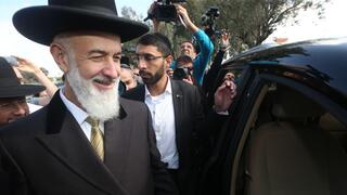הרב יונה מצגר משתחרר מהכלא