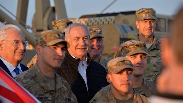 Дэвид Фридман и Биньямин Нетаниягу осматривают батарею ПРО. Фото: Коби Гидеон/ЛААМ