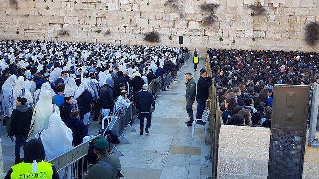 Полиция разделяет мужчин и женщин. Фото: Жли Мандельблюм (צילום: אלי מנדלבאום) Полиция разделяет мужчин и женщин. Фото: Жли Мандельблюм