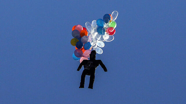Explosive device attached to cluster of balloons hovers over Israel 