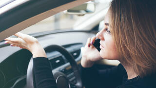 נהגת מדברת בטלפון ברכב