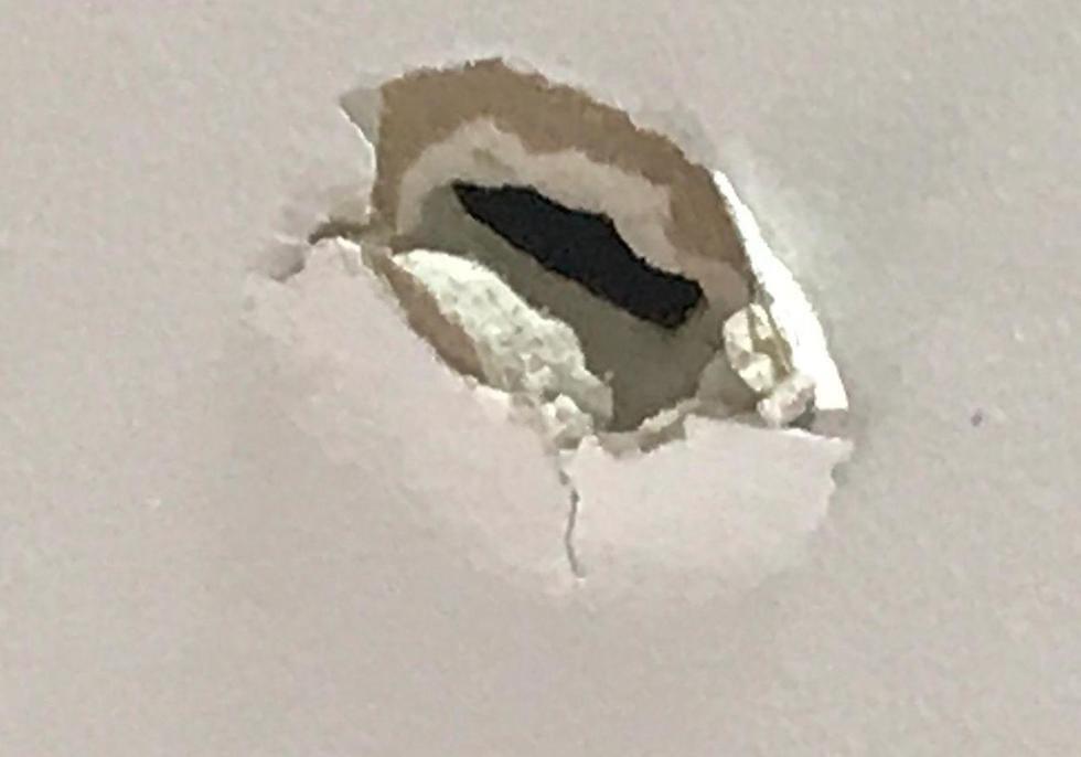 Пробитая пулей стена в мошаве Натив ха-Асара. Фото: Итай Альмог