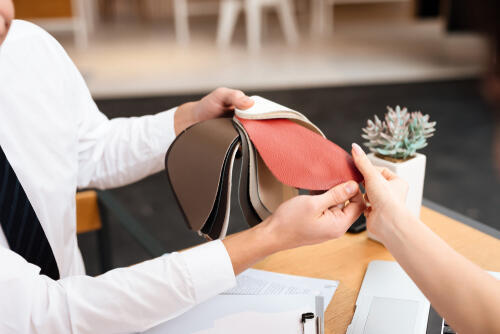 Консультанты помогут определиться с выбором расцветки обивки дивана