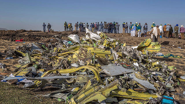 На месте падения эфиопского лайнера. Фото: AP