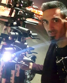 Шломо Горен подрабатывает зарядкой самокатов (Шломо Горен) Шломо Горен подрабатывает зарядкой самокатов