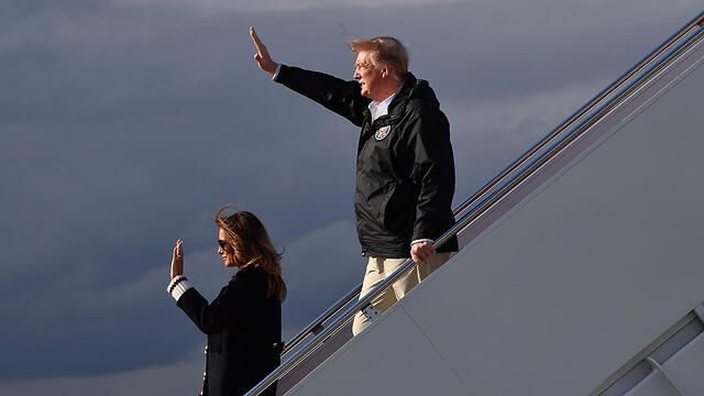 Мелания и Дональд Трамп на трапе самолета. Фото: AFP