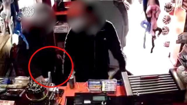 Рэкет в киоске в Црифине. Фото: пресс-служба полиции (צילום: דוברות המשטרה) Рэкет в киоске в Црифине. Фото: пресс-служба полиции