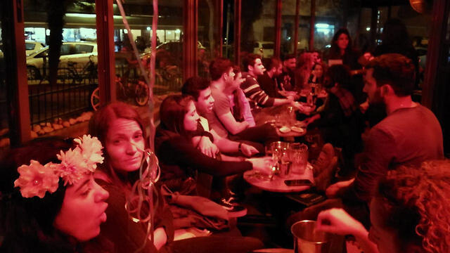 Вечеринка в Тель-Авиве во время воздушной тревоги. Фото предоставлено баром "Тапале" (באדיבות ה"טפאלה") Вечеринка в Тель-Авиве во время воздушной тревоги. Фото предоставлено баром "Тапале"