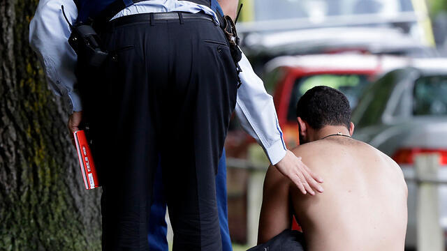 У мечети в Крайcтчерче. Фото: AP