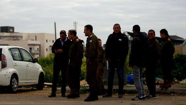 Офицеры ЦАХАЛа в Сдероте после воздушной тревоги утром 15 марта. Фото: Рои Идан (צילום: רועי עידן) Офицеры ЦАХАЛа в Сдероте после воздушной тревоги утром 15 марта. Фото: Рои Идан