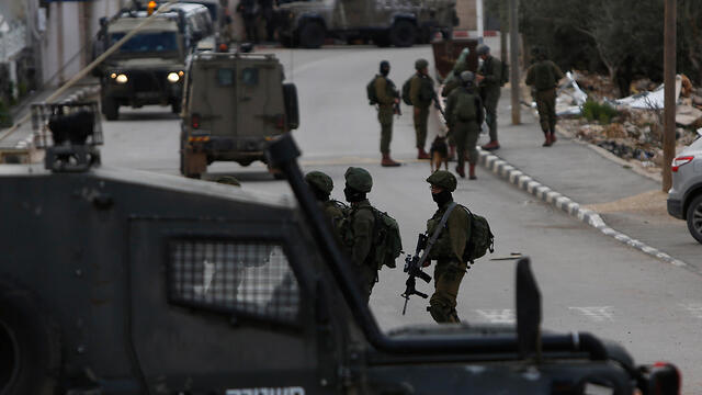 Поиски террориста. Фото: АР, архив (צילום: AP) Поиски террориста. Фото: АР, архив