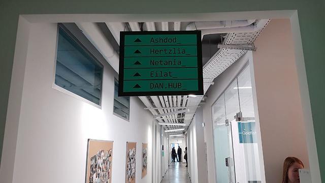 Каждая комната носит имя израильского города. Фото: Элиасаф Косман (צילום: אליסף קוסמן) Каждая комната носит имя израильского города. Фото: Элиасаф Косман