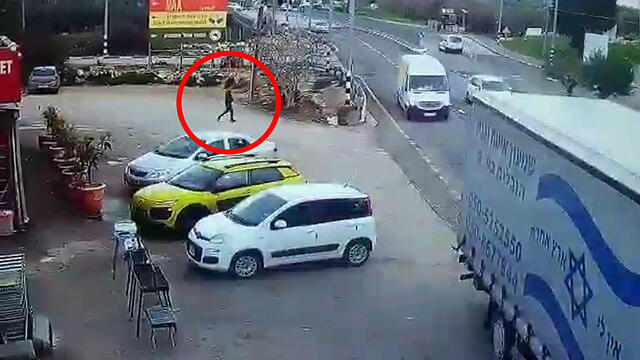 Террорист приближается к военнослужащим. Кадр видеозаписи, предоставленной организацией "Аншей ха-дмама"
