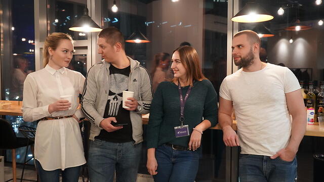 Сотрудники киевской компании, крайний справа - Валентин Бурнаков (צילום: Allstars-IT) Сотрудники киевской компании, крайний справа - Валентин Бурнаков