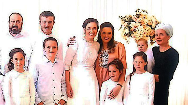 Раввин Ахиад Этингер с женой и детьми. Фото: семейный архив